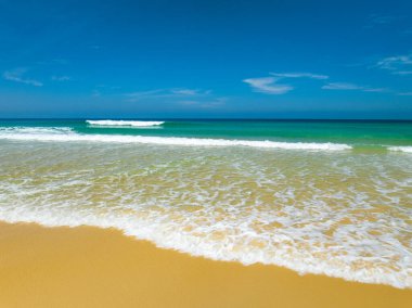 Güneşli bir günde kumlu kıyıya vuran dalgaların hava görüntüsü, deniz yüzeyi dalgaları arka plan, Top view plaj arka plan, Phuket Tayland