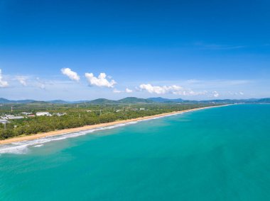 Phuket Tayland 'da dağları olan deniz manzarası, yaz mevsiminde açık denizde güzel deniz manzarası, doğa çevre ve seyahat arka planını kurtardı.