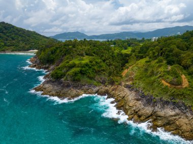 Phuket Tayland 'da dağları olan deniz manzarası, yaz mevsiminde açık denizde güzel deniz manzarası, doğa çevre ve seyahat arka planını kurtardı.