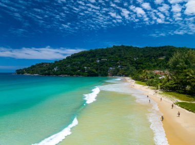 Yaz mevsiminde açık denizde güzel Phuket Sahili doğa manzarası, Doğa Çevre ve Seyahat arka planı, İnanılmaz deniz arka planı, Phuket Tayland