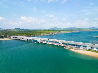 Phuket Tayland ulaşım geçmişindeki sarasin köprüsünün hava görüntüsü