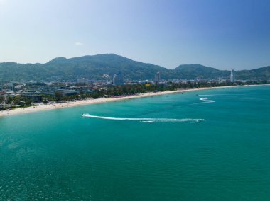 Yaz mevsiminde Phuket Adası 'ndaki güzel deniz manzarası. Drone kamera görüntüsü.