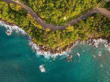 Phuket Tayland 'da dağları olan deniz manzarası, yaz mevsiminde açık denizde güzel deniz manzarası, doğa çevre ve seyahat arka planını kurtardı.