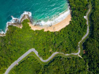 Phuket Tayland 'da dağları olan deniz manzarası, yaz mevsiminde açık denizde güzel deniz manzarası, doğa çevre ve seyahat arka planını kurtardı.