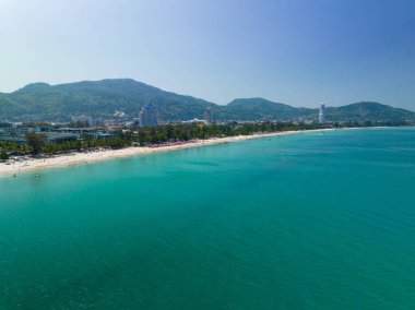 Yaz mevsiminde Phuket Adası 'ndaki güzel deniz manzarası. Drone kamera görüntüsü.