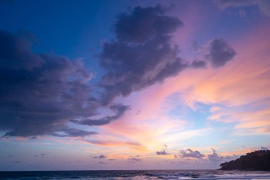 Gökyüzündeki rengarenk bulutlar gün batımında ya da gün doğumunda tropikal denizde yansıyan yansıma, güzel manzara, doğanın inanılmaz ışığı, tabiat arka planı.