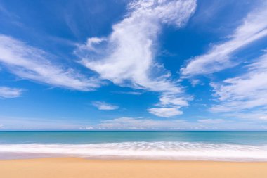 Yaz mevsiminde güzel plaj, deniz ve kumsal manzarası, deniz manzarası, deniz manzarası.