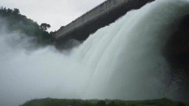 Kapıdan akan suyla hidroelektrik baraj kapağı ve Nakhon Nayok Tayland 'da Khun Dan Prakan Chon Barajı' nı açın.