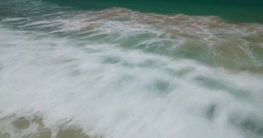 İnanılmaz dalgalar kumlu kıyıya çarpıyor.