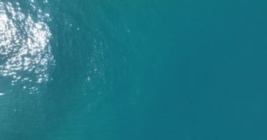 Uçan dron görüntüsü okyanus arka planı, su yüzeyi dalgaları, okyanus üzerinde uçmak, deniz yüzeyinin üstünde uçmak.