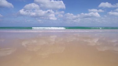 Tayland 'daki Phuket Sahili' nde kumlu sahile çarpan inanılmaz dalgalar.