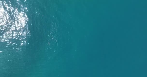 空飛ぶ無人機の眺め 海の背景 波の水面 海の上の飛行 海の表面の上の眺め — ストック動画