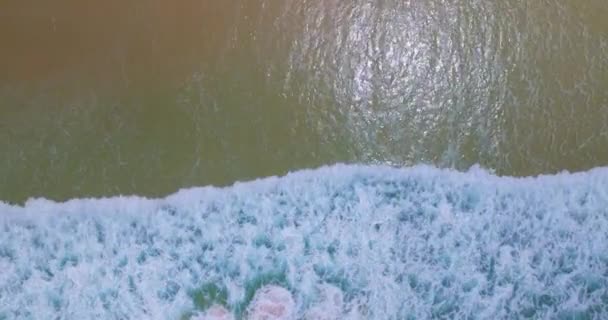 Удивительные Волны Бьющиеся Песчаном Берегу — стоковое видео