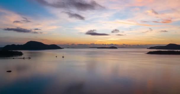 航景无人机高角度视图 落日天空在海面上的落山镜头 在泰国普吉水面反射 美丽的落日或日出天空背景 时间飞逝的天空云 — 图库视频影像