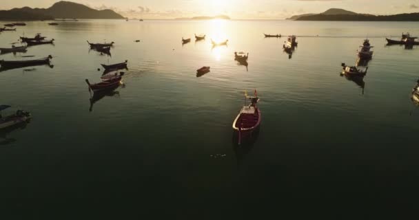 Luftaufnahme Schöner Sonnenaufgang Über Fischerbooten Und Schöne Reflexion Der Wasseroberfläche — Stockvideo