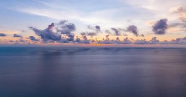 Hava manzaralı Drone Yüksek açılı görüntüsü, Phuket Tayland 'daki su yüzeyinde yansıması olan günbatımı görüntüsü, Güzel gün batımı veya gündoğumu gökyüzü arka planı, Timelapse gökyüzü bulutları