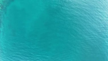 Uçan dron görüntüsü okyanus arka planı, su yüzeyi dalgaları, okyanus üzerinde uçmak, deniz yüzeyinin üstünde uçmak.