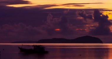 Hava manzaralı Drone Yüksek açılı görüntüsü, Phuket Tayland 'ın su yüzeyinde yansıması olan güneşin deniz üzerinde yükseliş görüntüsü, Güzel günbatımı veya gündoğumu gökyüzü arkaplanı, Timelapse gökyüzü bulutları