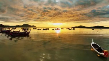 Balıkçı teknelerinin üzerindeki hava manzarası su yüzeyindeki güzel yansıma denizdeki güzel güneş ışığı Phuket Adası Tayland 'da denizde yüzen balıkçı tekneleri.