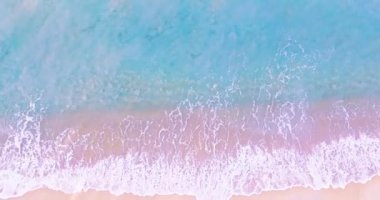 Tayland 'daki Phuket Sahili' nde kumlu sahile çarpan inanılmaz dalgalar.