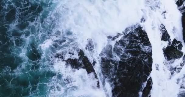 空中ビュー海の中の海岸岩のドローンカメラ 美しい海の表面 プーケット島の岩の上にクラッシュ驚くべき海の波 空中ビュードローン4K高品質の映像 — ストック動画