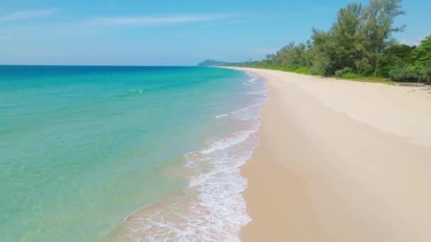 Surpreendentes Ondas Batendo Costa Arenosa Phuket Beach Tailândia Belo Fundo — Vídeo de Stock