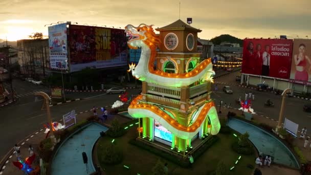 プーケットタイ 2023年10月22日 プーケットの町タイでプーケットのベジタリアンフェスティバルのお祝いの夜に美しいドラゴンモニュメント — ストック動画