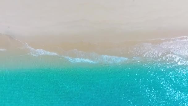 Αεροφωτογραφία Των Κυμάτων Συντρίβεται Στην Αμμώδη Ακτή Επιφάνεια Της Θάλασσας — Αρχείο Βίντεο