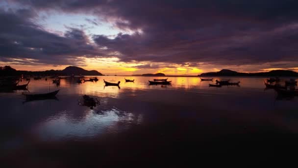 Vista Aérea Belo Nascer Sol Acima Barcos Pesca Bela Reflexão — Vídeo de Stock