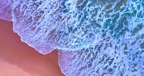 Luftaufnahme Von Wellen Die Auf Sandige Küste Krachen Meeresoberfläche Ozeanwellen — Stockvideo