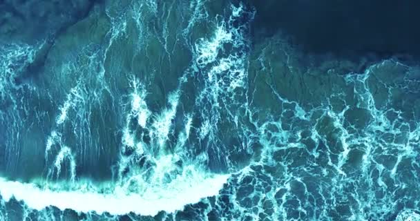 Letecký Pohled Vlny Zřícení Písčité Pobřeží Moře Hladiny Oceánu Vlny — Stock video