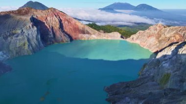 Kawah Ijen yanardağında turkuaz sülfür gölü ve gündoğumu aydınlığı ile hava görüntüsü. Doğu Java, Endonezya 'da doğa manzarası muhteşem bir manzara.