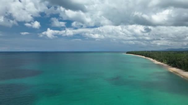 Piękne Morze Sezonie Letnim Białe Chmury Błękitne Niebo Tło Piękny — Wideo stockowe