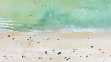 Tropikal deniz manzarası ve kumsala vuran dalgalar, Phuket Adası 'ndaki güzel deniz, Naiharn Sahili, Andrea Denizi' ndeki ünlü turizm merkezidir.