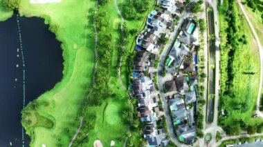 Yeşil golf sahasının hava manzarası ve spor arka planı ve seyahat doğa arka planı için en üst görüntü, inanılmaz yeşil doğa geniş açı mercek manzarası.