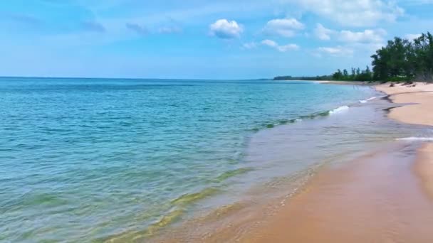 美丽的热带海洋沙滩的空中风景 海浪从上方冲击着沙滩 普吉岛美丽的大海 奈哈恩海滩是丹曼海域著名的旅游胜地 — 图库视频影像