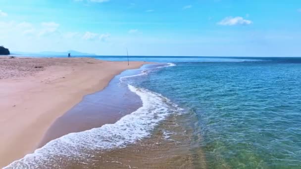 上から砂浜に衝突する美しい熱帯海の砂浜と波の空中ビュー プーケット島の美しい海 ナイハーンビーチは 海とアラマン海で有名な観光地です — ストック動画