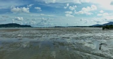 Yat ve yelkenlinin rıhtımdaki hava görüntüsü, Chalong Bay Phuket thailand, denizin üzerindeki güneşli gökyüzü bulutları, mavi gökyüzü güneşli gün arkaplanı