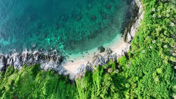夏季海滨岩石的空中俯瞰无人机相机 美丽的海面 泰国普吉岛惊人的海浪撞击岩石海景 空中俯瞰无人机4K高质量的镜头 — 图库视频影像