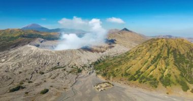 Güneşli gökyüzü sırasında Bromo Volkanı 'nda Hiperlapse Dağları, Bromo Tengger Semeru Ulusal Parkı' nda Penanjakan Güzel Dağları, Doğu Java, Endonezya, Timelapse Doğa Alanı arka planı