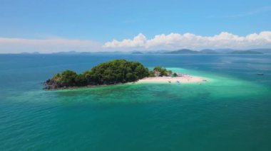 Phang Nga Tayland 'daki Koh Khai Adası' ndaki tropikal kumsal manzaralı harika küçük adanın insansız hava aracı videosu. Tropik denizdeki inanılmaz küçük ada.