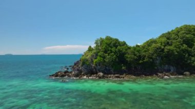Phang Nga Tayland 'daki Koh Khai Adası' ndaki tropikal kumsal manzaralı harika küçük adanın insansız hava aracı videosu. Tropik denizdeki inanılmaz küçük ada.