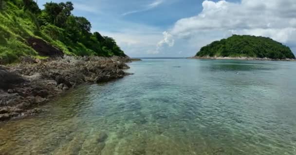 Schöne Meeresoberfläche Erstaunliche Meereswellen Krachen Auf Felsen Phuket Insel Thailand — Stockvideo