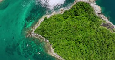 Güzel deniz yüzeyi, Phuket Adası Tayland 'daki kayalıklara çarpan inanılmaz deniz dalgaları, 4K' lık hava aracı görüntüsü.