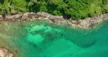 Güzel deniz yüzeyi, Phuket Adası Tayland 'daki kayalıklara çarpan inanılmaz deniz dalgaları, 4K' lık hava aracı görüntüsü.