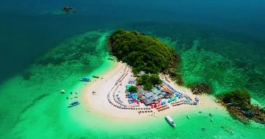 Phang Nga Tayland 'daki Koh Khai Adası' ndaki tropikal kumsal manzaralı harika küçük adanın insansız hava aracı videosu. Tropik denizdeki inanılmaz küçük ada.