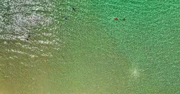 Belle surface de la mer, Incroyables vagues de mer s'écrasant sur les rochers paysage marin de l'île de Phuket en Thaïlande, Vue aérienne drone 4k Images de haute qualité