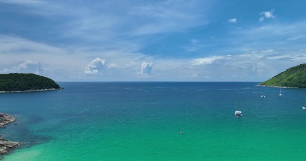 Поверхность Моря Удивительные Морские Волны Ударяющиеся Скалы Мыс Острове Пхукет — стоковое видео