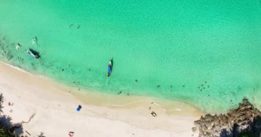 Phuket Tayland 'daki tropikal denizin hava görüntüsü, güzel deniz arka planı.