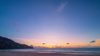 Güzel 4K Zaman atlaması Majestic gündoğumu ya da gün batımı bulutları deniz manzarası üzerinde gökyüzü, doğanın inanılmaz renkli ışığı gündoğumu gökyüzü arkaplanı